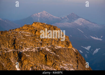 Alba sul Monte Evans, con grigi e Torreys picchi in background. Foto Stock