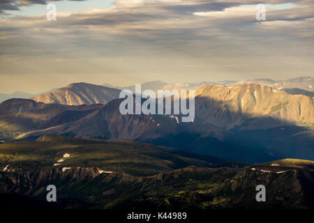 La vista dalla cima del grigio di picco. Pennacchio di argento, Colorado. Foto Stock