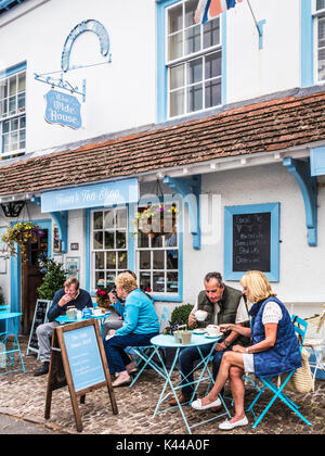 Persone presso un negozio di tè in Dunster vicino a Minehead, Somerset. Foto Stock