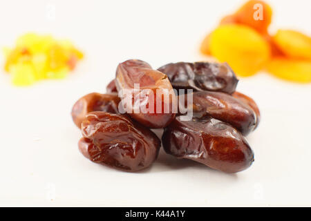 Ciotola di datteri isolati su sfondo bianco. Per una cucina sana e gustosa Foto Stock