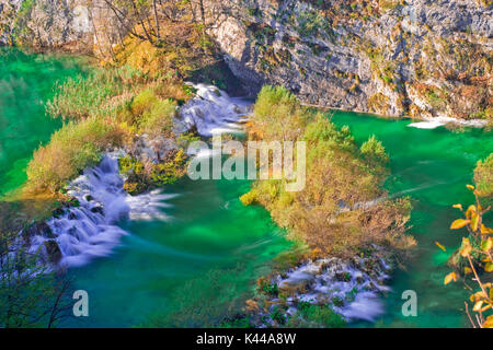 Il Parco Nazionale dei Laghi di Plitvice in Croazia si trova in una zona di foreste fitte , ricco di fiumi , laghi e cascate, e specialmente in autunno, la creazione di un vero e proprio paradiso di straordinaria bellezza naturale che è parte della lista del Patrimonio mondiale dell UNESCO. Foto Stock