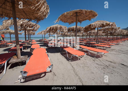 Elafonissi beach, Creta, Grecia, l'Europa. Uno dei la più europea famosa spiaggia in questa parte thare sono ombrellone per ombra e lettini. Foto Stock