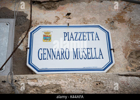 Isola di Pianosa, Parco Nazionale Arcipelago Toscano, Toscana, Italia. Vecchio cartello Foto Stock