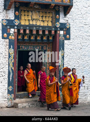 Rituale di Monaco in Trashigang dzong - Bhoutan Foto Stock