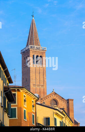 Verona, Veneto, Italia. Chiesa di Sant'Anastasia Foto Stock