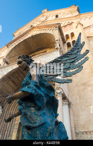 Verona, Italia, Europa. Statua di un Angelo davanti al Duomo di Verona o la Cattedrale di Santa Maria Matricolare Foto Stock