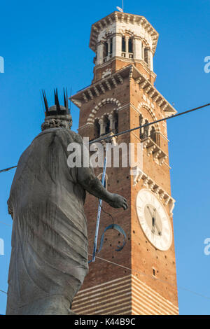 Verona, Veneto, Italia. Piazza delle Erbe con la Torre dei Lamberti dello sfondo Foto Stock