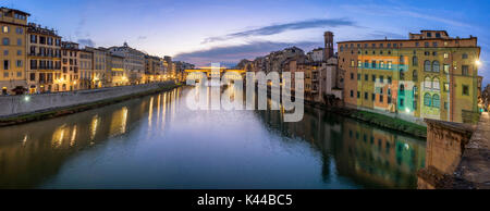 Firenze, Toscana, Italia. Ora blu oltre il fiume Arno con Ponte vecchio sullo sfondo. Foto Stock