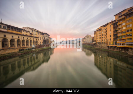 Firenze, Toscana, Italia. Un longexposure alba sul fiume Arno. Foto Stock