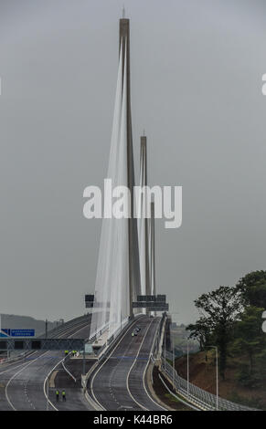 Edinburgh, Regno Unito. 04 Sep, 2017. La regina rigidi su Queensferry Crossing come parte della cerimonia ufficiale di apertura Credito: Richard Gregory/Alamy Live News Foto Stock