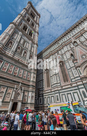 Toscana, Italia. 4 Sep, 2017. Un ambulanza attende in corrispondenza del fondo della torre del campanile come un turista è portato verso il basso dopo il collasso - i turisti presso la Cattedrale di Santa Maria del Fiore, la chiesa principale di Firenze, noto anche come il Duomo di Firenze. È stato progettato da Arnolfo di Cambio e completato con la Cupola progettata da Filippo Brunelleschi. Il complesso della cattedrale è situato in Piazza del Duomo, e comprende il Battistero e il Campanile di Giotto. Credito: Guy Bell/Alamy Live News Foto Stock