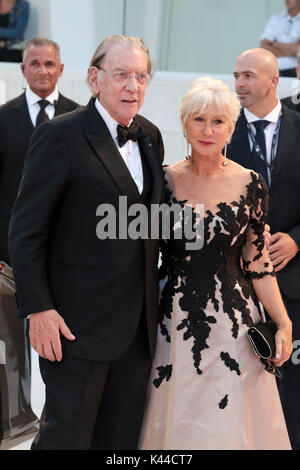 Venezia, Italia. 03Sep, 2017. Attore Donald Sutherland e attrice Helen Mirren frequentare la premiere del film 'Leisure Seeker' (Ella e John) presentato in concorso alla 74a Mostra del Cinema di Venezia il 3 settembre 2017 a Venezia Lido Credito: Annalisa Flori/media/punzone Alamy Live News Foto Stock