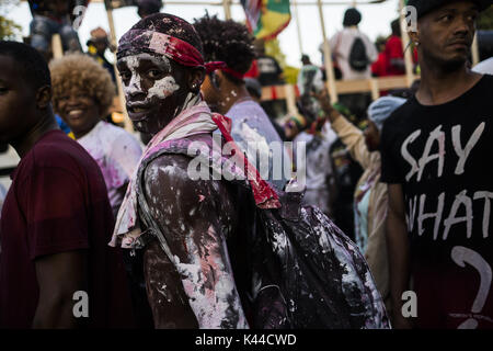 Brooklyn, New York, Stati Uniti d'America. 4 Sep, 2017. Dimostranti di J'Ouvert parade scendevano Flatbush Ave a Brooklyn, NY lunedì 4 settembre 2017. Migliaia di persone partecipano a questa strada parte di kick off Festival Caraibico. 9/4/2017. Brooklyn, New York. Andare Nakamura/filo di Zuma Credito: Andare Nakamura/ZUMA filo/Alamy Live News Foto Stock