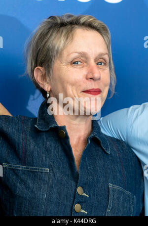 Venezia, Italia. 04 Sep, 2017. Frances McDormand assiste la foto chiamata di "Tre cartelloni pubblicitari al di fuori di calo, Missouri' durante la 74a Venezia Film Festival presso il Palazzo del Casinò di Venezia, Italia, il 04 settembre 2017. - Nessun filo servizio · Foto: Hubert Boesl/dpa/Alamy Live News Foto Stock