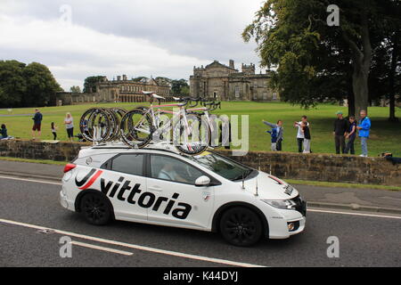 Seaton Delaval Hall, Northumberland, Regno Unito. Il 4 settembre, 2017. Tour della Gran Bretagna in bicicletta passa Seaton Delaval Hall, Northumberland, Regno Unito. Elia Viviani aggiudicato la fase 2 win, Edvald Boasson Hagen relegato. David Whinham/Alamy Live News Foto Stock