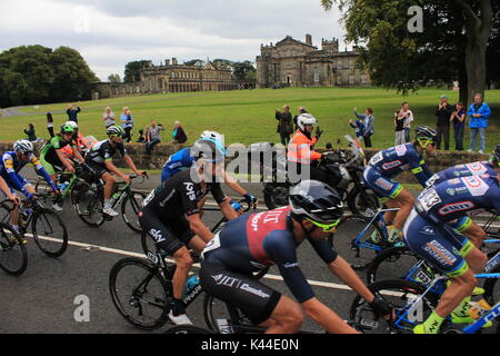 Seaton Delaval Hall, Northumberland, Regno Unito. Il 4 settembre, 2017. Tour della Gran Bretagna in bicicletta passa Seaton Delaval Hall, Northumberland, Regno Unito. Elia Viviani aggiudicato la fase 2 win, Edvald Boasson Hagen relegato. David Whinham/Alamy Live News Foto Stock