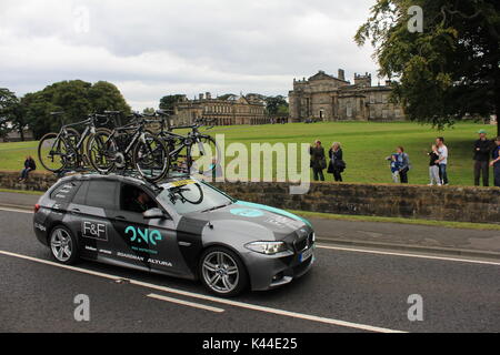 Seaton Delaval Hall, Northumberland, Regno Unito. Il 4 settembre, 2017. Tour della Gran Bretagna in bicicletta passa Seaton Delaval Hall, Northumberland, Regno Unito. Elia Viviani aggiudicato la fase 2 win, Edvald Boasson Hagen relegato. David Whinham/Alamy Live News Foto Stock