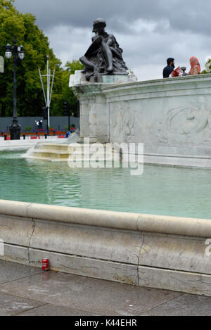 Il Queen Victoria Memorial mostra segni di crepe e perdite. Si trova di fronte a Buckingham Palace, alla testa del Mall, Londra, Regno Unito Foto Stock