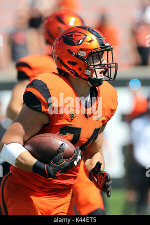 Reser Stadium, Corvallis, O STATI UNITI D'AMERICA. 02Sep, 2017. Oregon State castori running back Ryan ntutti i (34) corre la palla per yardage durante il NCAA Football gioco tra la Oregon State castori e il Portland State Vichinghi Reser Stadium, Corvallis, o. Larry C. Lawson/CSM/Alamy Live News Foto Stock