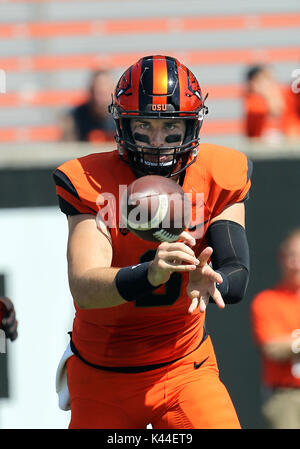 Reser Stadium, Corvallis, O STATI UNITI D'AMERICA. 02Sep, 2017. Oregon State castori quarterback Jake Luton (6) offre un ipod shuffle passano alla Oregon State castori running back Ryan ntutti i (34) durante il NCAA Football gioco tra la Oregon State castori e il Portland State Vichinghi Reser Stadium, Corvallis, o. Larry C. Lawson/CSM/Alamy Live News Foto Stock