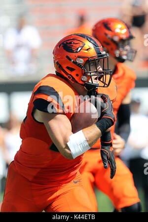 Reser Stadium, Corvallis, O STATI UNITI D'AMERICA. 02Sep, 2017. Oregon State castori running back Ryan ntutti i (34) corre la palla per yardage durante il NCAA Football gioco tra la Oregon State castori e il Portland State Vichinghi Reser Stadium, Corvallis, o. Larry C. Lawson/CSM/Alamy Live News Foto Stock