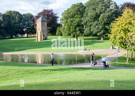 Northampton U.K. Meteo, Abington park, 4 settembre 2017, la torre di piccione (costruito per William Thursby nel 1678) nei pressi del lago in barca nel parco con la prima serata sole che splende su di esso, il tempo è stato nuvoloso e umido oggi in modo tale che le persone sono fuori a godersi il sole. Credito: Keith J Smith./Alamy Live News Foto Stock