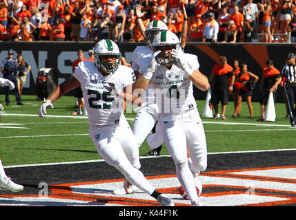 Reser Stadium, Corvallis, O STATI UNITI D'AMERICA. 02Sep, 2017. Portland State Vikings quarterback Josh Kraght (4) festeggia con il suo compagno di squadra Portland State Vikings running back Jason Talley (25) dopo i vichinghi primo touchdown del NCAA partita di calcio tra la Oregon State castori e il Portland State Vichinghi Reser Stadium, Corvallis, o. Larry C. LawsonCSM/Alamy Live News Foto Stock