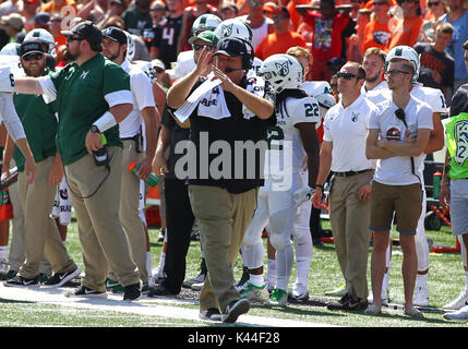 Reser Stadium, Corvallis, O STATI UNITI D'AMERICA. 02Sep, 2017. Portland State Vikings head coach Bruce Barnum chiamate per un periodo di tempo durante il NCAA Football gioco tra la Oregon State castori e il Portland State Vichinghi Reser Stadium, Corvallis, o. Larry C. LawsonCSM/Alamy Live News Foto Stock