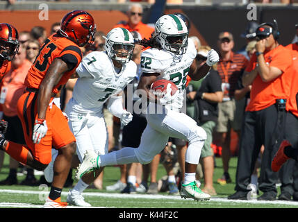 Reser Stadium, Corvallis, O STATI UNITI D'AMERICA. 02Sep, 2017. Portland State Vikings running back Za'Quan estati (22) corre la sfera per un primo verso il basso durante il NCAA Football gioco tra la Oregon State castori e il Portland State Vichinghi Reser Stadium, Corvallis, o. Larry C. LawsonCSM/Alamy Live News Foto Stock