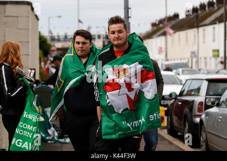 Belfast, Irlanda del Nord. 04 Sep, 2017. Irlanda del Nord fan fare il loro modo per lo stadio prima della Coppa del Mondo FIFA 2018 qualifica del gruppo C match tra Irlanda del Nord e Repubblica ceca a Windsor Park il 4 settembre 2017 a Belfast, Irlanda del Nord. (Foto di Daniel Chesterton/phcimages.com) Credit: Immagini di PHC/Alamy Live News Foto Stock