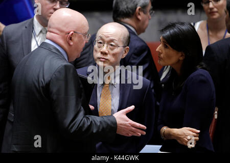 Organizzazione delle Nazioni Unite. 4 Sep, 2017. Ambasciatore degli Stati Uniti alle Nazioni Unite Nikki Haley (R), Liu Jieyi (C), la Cina del rappresentante permanente presso le Nazioni Unite, e l ambasciatore russo presso le Nazioni Unite Vassily Nebenzia (L) parlare dopo un Consiglio di Sicurezza delle Nazioni Unite riunione di emergenza sulla Repubblica Popolare Democratica di Corea (RPDC)'s prova nucleare presso la sede delle Nazioni Unite a New York il 7 settembre 4, 2017. Diversi membri delle Nazioni Unite Consiglio di sicurezza hanno chiesto ferma reazione al nuovo test nucleare effettuato dalla Repubblica Popolare Democratica di Corea (RPDC). (Xinhua/Li Muzi) Foto Stock