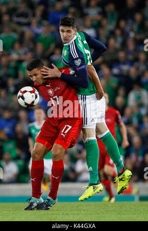 Marek Suchy della Repubblica ceca e Kyle Lafferty dell Irlanda del Nord durante la Coppa del Mondo FIFA 2018 qualifica del gruppo C match tra Irlanda del Nord e Repubblica ceca a Windsor Park il 4 settembre 2017 a Belfast, Irlanda del Nord. (Foto di Daniel Chesterton/phcimages.com) Foto Stock