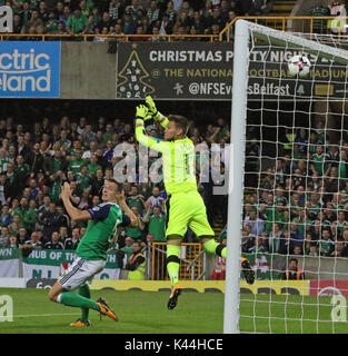 Stadio Nazionale al Windsor Park di Belfast, Irlanda del Nord. 04 settembre 2017. 2018 World Cup Qualifier - Irlanda del Nord v Repubblica Ceca. Jonny Evans (5) punteggi per la parte settentrionale di Iireland. Credito: David Hunter/Alamy Live News. Foto Stock