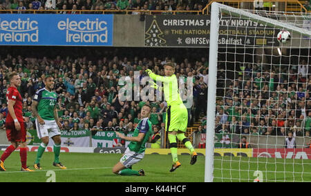 Stadio Nazionale al Windsor Park di Belfast, Irlanda del Nord. 04 settembre 2017. 2018 World Cup Qualifier - Irlanda del Nord v Repubblica Ceca. Jonny Evans (5) punteggi per la parte settentrionale di Iireland. Credito: David Hunter/Alamy Live News. Foto Stock