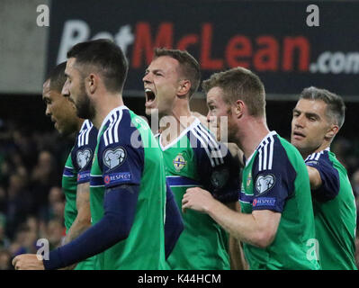 Stadio Nazionale al Windsor Park di Belfast, Irlanda del Nord. 04 settembre 2017. 2018 World Cup Qualifier - Irlanda del Nord v Repubblica Ceca. Jonny Evans (5 - centro) celebra il suo obiettivo per l'Irlanda del Nord. Credito: David Hunter/Alamy Live News. Foto Stock