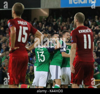 Stadio Nazionale al Windsor Park di Belfast, Irlanda del Nord. 04 settembre 2017. 2018 World Cup Qualifier - Irlanda del Nord v Repubblica Ceca. Irlanda del nord celebrano Chris scotto dell'obiettivo. Credito: David Hunter/Alamy Live News. Foto Stock