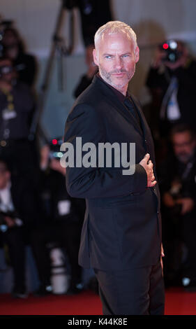 Venezia, Italia. 4 Sep, 2017. Il regista Martin McDonagh assiste la premiere del film 'Tre cartelloni pubblicitari al di fuori di calo, Missouri' alla 74a Mostra del Cinema di Venezia a Venezia, Italia, Sett. 4, 2017. Credito: Jin Yu/Xinhua/Alamy Live News Foto Stock