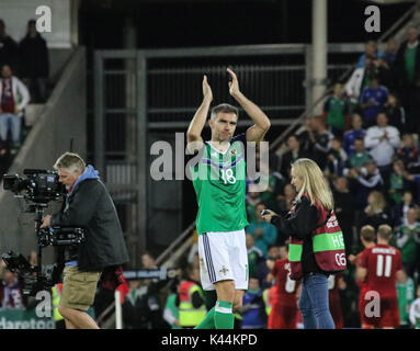 Stadio Nazionale al Windsor Park di Belfast, Irlanda del Nord. 04 settembre 2017. 2018 World Cup Qualifier - Irlanda del Nord v Repubblica Ceca. Aaron Hughes applaude sostenitori alla fine di questa sera gioco.Credit: David Hunter/Alamy Live News. Foto Stock