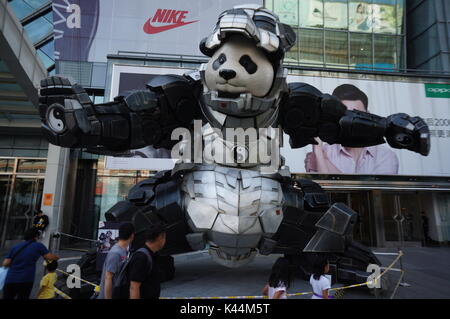 Beijing, Pechino, Cina. Il 30 agosto, 2017. Pechino, Cina-30th Agosto 2017: (solo uso editoriale. Cina OUT).Le sculture giganti di Kung Fu Panda e re delle scimmie può essere visto nella parte anteriore di un centro commerciale a Pechino, Agosto 30th, 2017. Credito: SIPA Asia/ZUMA filo/Alamy Live News Foto Stock