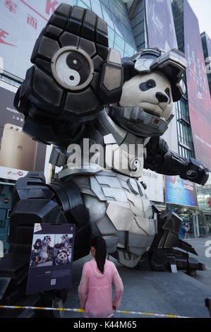 Beijing, Pechino, Cina. Il 30 agosto, 2017. Pechino, Cina-30th Agosto 2017: (solo uso editoriale. Cina OUT).Le sculture giganti di Kung Fu Panda e re delle scimmie può essere visto nella parte anteriore di un centro commerciale a Pechino, Agosto 30th, 2017. Credito: SIPA Asia/ZUMA filo/Alamy Live News Foto Stock