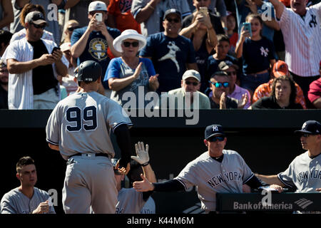 Baltimore, Maryland, Stati Uniti d'America. 04 Sep, 2017. New York Yankees diritto fielder Aaron giudice (99) punteggi durante la partita MLB tra New York Yankees e Baltimore Orioles a Rigogolo Park a Camden Yards di Baltimora, Maryland. Scott Taetsch/CSM/Alamy Live News Foto Stock