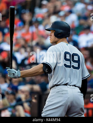 Baltimore, Maryland, Stati Uniti d'America. 04 Sep, 2017. New York Yankees diritto fielder Aaron giudice (99) a lastra durante la partita MLB tra New York Yankees e Baltimore Orioles a Rigogolo Park a Camden Yards di Baltimora, Maryland. Scott Taetsch/CSM/Alamy Live News Foto Stock