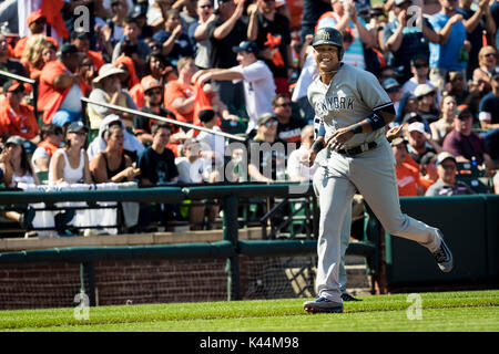 Baltimore, Maryland, Stati Uniti d'America. 04 Sep, 2017. New York Yankees secondo baseman Starlin Castro (14) punteggi durante la partita MLB tra New York Yankees e Baltimore Orioles a Rigogolo Park a Camden Yards di Baltimora, Maryland. Scott Taetsch/CSM/Alamy Live News Foto Stock