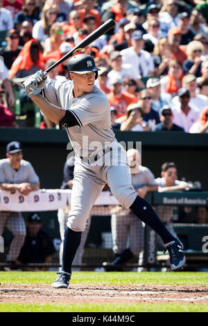 Baltimore, Maryland, Stati Uniti d'America. 04 Sep, 2017. New York Yankees diritto fielder Aaron giudice (99) a lastra durante la partita MLB tra New York Yankees e Baltimore Orioles a Rigogolo Park a Camden Yards di Baltimora, Maryland. Scott Taetsch/CSM/Alamy Live News Foto Stock