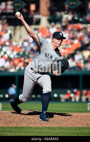 Baltimore, Maryland, Stati Uniti d'America. 04 Sep, 2017. New York Yankees relief pitcher Ciad verde (57) genera durante il gioco MLB tra New York Yankees e Baltimore Orioles a Rigogolo Park a Camden Yards di Baltimora, Maryland. Scott Taetsch/CSM/Alamy Live News Foto Stock