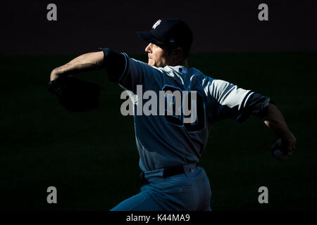 Baltimore, Maryland, Stati Uniti d'America. 04 Sep, 2017. New York Yankees relief pitcher David Robertson (30) genera durante il gioco MLB tra New York Yankees e Baltimore Orioles a Rigogolo Park a Camden Yards di Baltimora, Maryland. Scott Taetsch/CSM/Alamy Live News Foto Stock