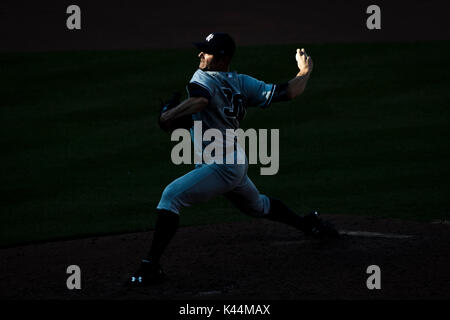 Baltimore, Maryland, Stati Uniti d'America. 04 Sep, 2017. New York Yankees relief pitcher David Robertson (30) genera durante il gioco MLB tra New York Yankees e Baltimore Orioles a Rigogolo Park a Camden Yards di Baltimora, Maryland. Scott Taetsch/CSM/Alamy Live News Foto Stock