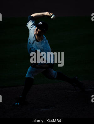 Baltimore, Maryland, Stati Uniti d'America. 04 Sep, 2017. New York Yankees relief pitcher David Robertson (30) genera durante il gioco MLB tra New York Yankees e Baltimore Orioles a Rigogolo Park a Camden Yards di Baltimora, Maryland. Scott Taetsch/CSM/Alamy Live News Foto Stock