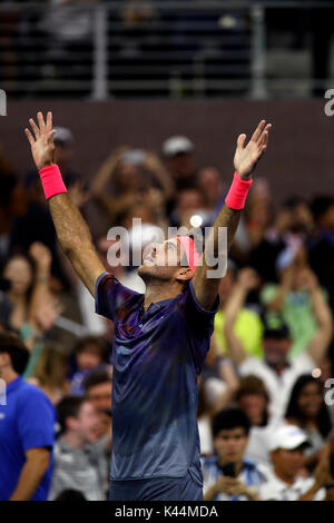 Il Flushing Meadow, New York, Stati Uniti d'America. 4 Sep, 2017. US Open Tennis: Juan Martin Del Potro di Argentina esulta dopo aver sconfitto il numero 6 seminate Dominic Thiem dell'Austria in cinque set di anticipo per i quarti di finale a US Open a Flushing Meadows, New York. Credito: Adam Stoltman/Alamy Live News Foto Stock