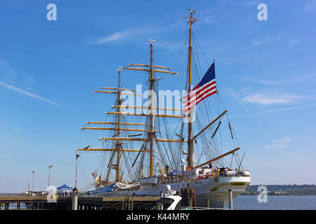 Virginia, Stati Uniti d'America. 4° settembre 2017. Alessandria accoglie un'U.S. Coast Guard tall ship alle sue banchine in Virginia, Stati Uniti d'America. La taglierina Eagle visiti la città per quattro giorni come una parte della East Coast tour e lo apre al pubblico gratuito tours. Credito: Andrei Medvedev/Alamy Live News Foto Stock